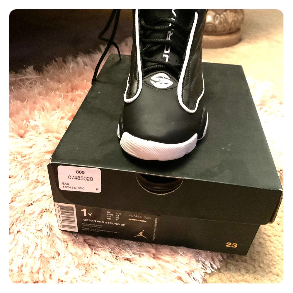 Kids youth size 1 Jordan’s